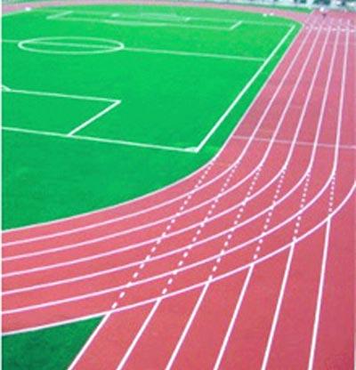 紅配綠的經(jīng)典搭配，PU塑膠跑道地坪與綠茵草地