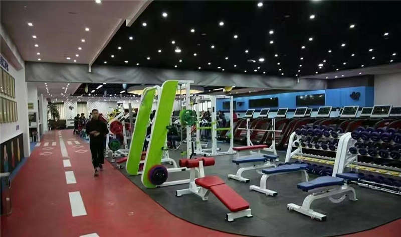 健身房地面用地坪漆施工時，可以選擇氟硅彈性地坪